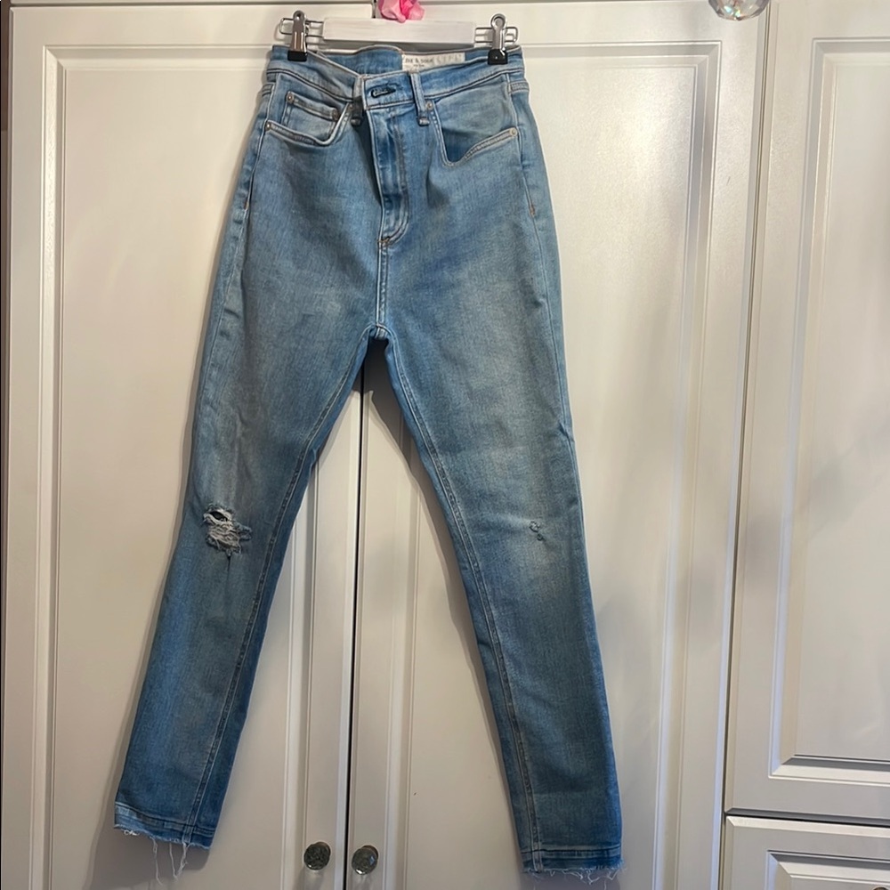 Light Blue Skinny Jeans with High Waist and Distressed Detail